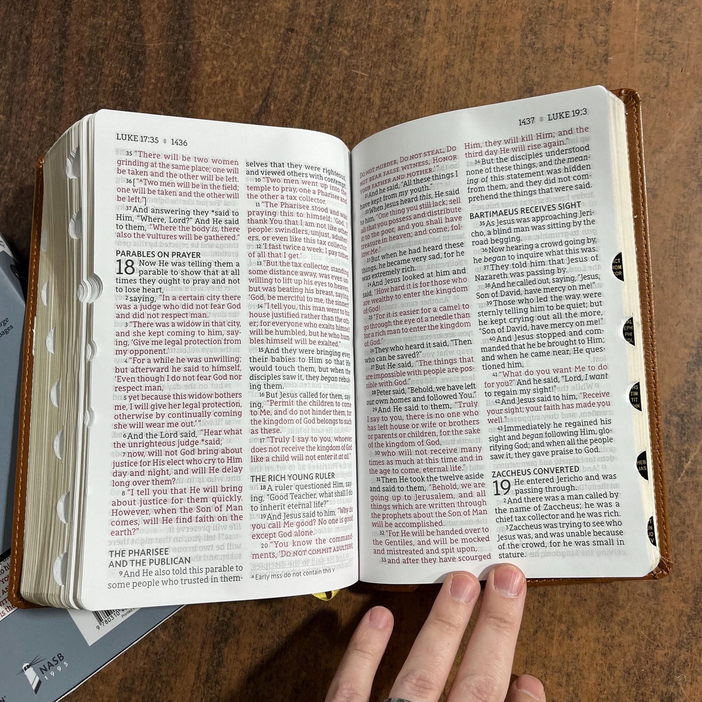 Personalized NASB Large Print Personal Size Bible Thumb Indexed - Brown LeatherSoft - Custom Imprinted bible, nasb 1995, 9780310465973