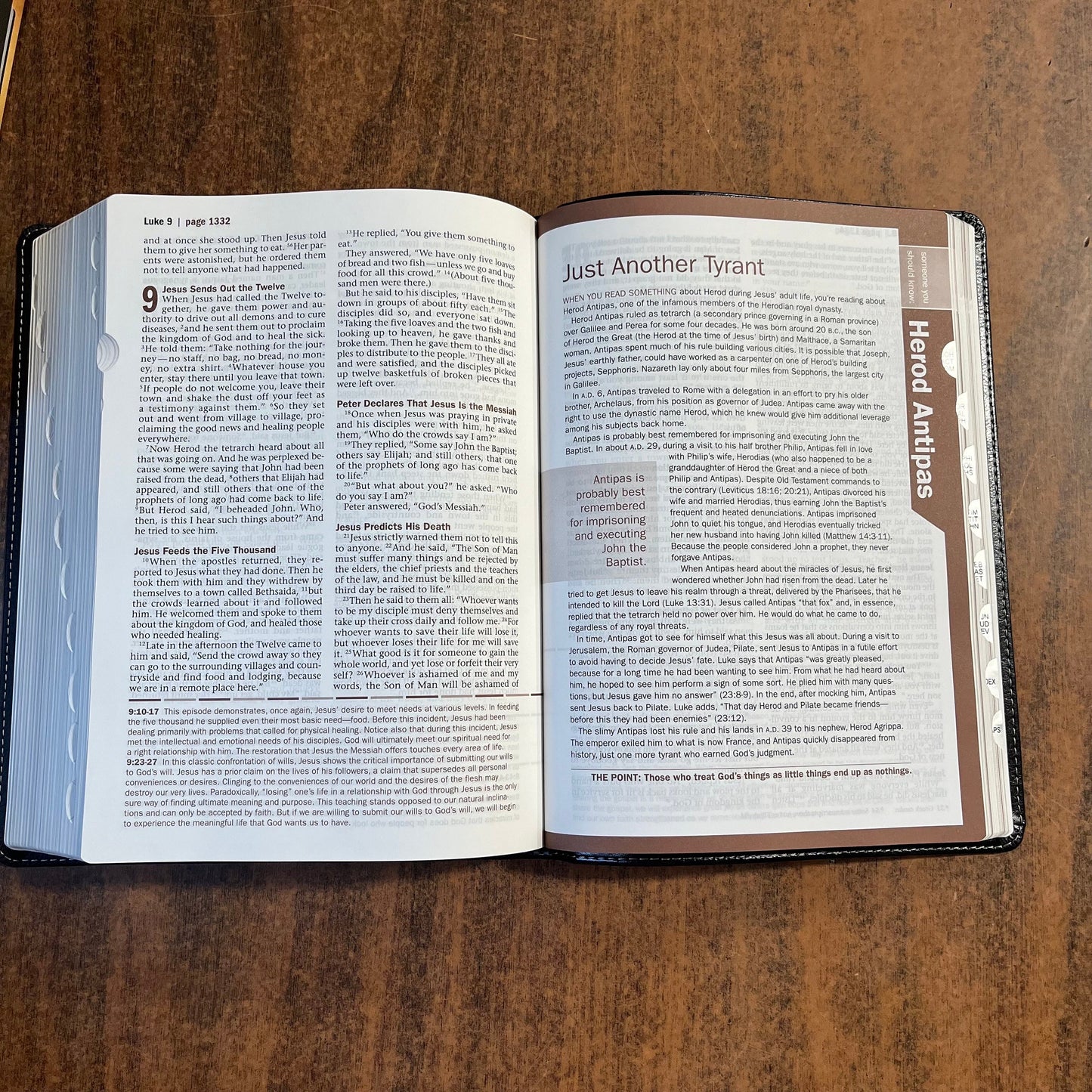Personalized Mens Bible, NIV Large Print Every Mans Devotional Bible Thumb Indexed - Black /Onyx LeatherLike -Custom Imprinted name engraved 9781496433541