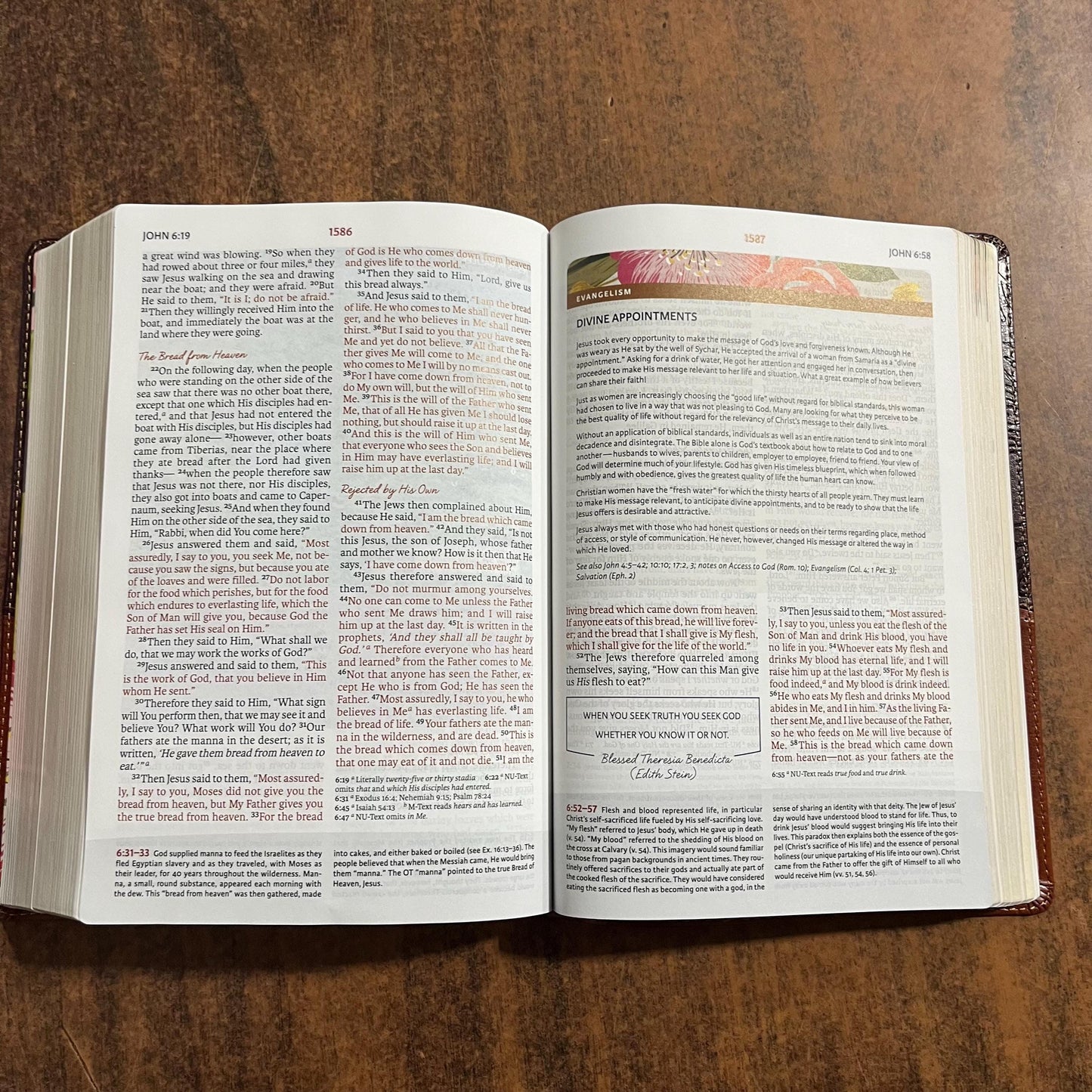 Personalized NKJV Womans Study Bible Large Print - Brown / Burgundy LeatherSoft Cover - Custom Imprinted with a name - 9780718086770
