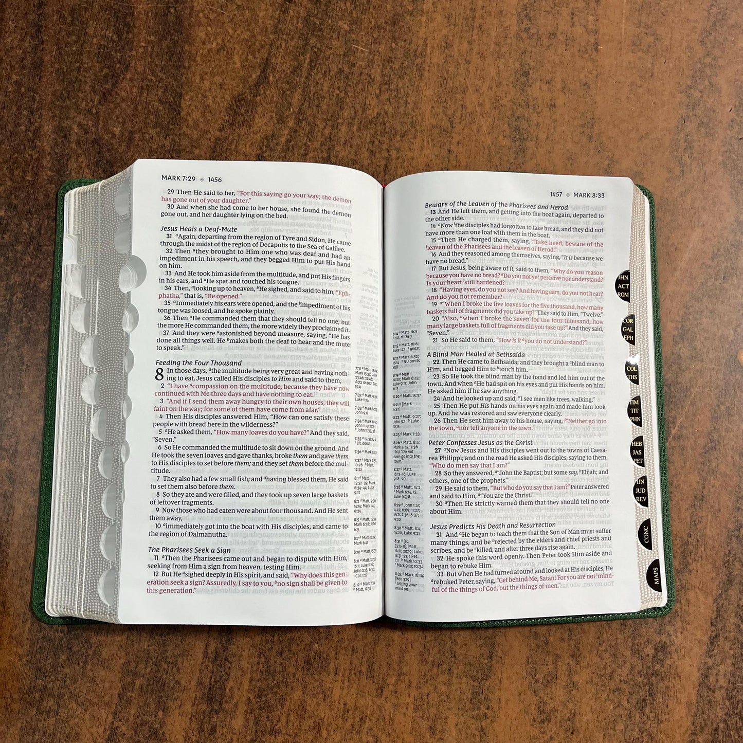 Personalized NKJV Single Column Reference Bible Thumb Indexed - Green LeatherSoft - Verse by Verse, Custom Imprinted with name 9781400335237