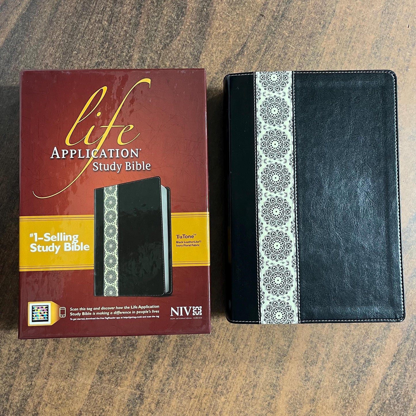Personalized NIV Life Application Study Bible - Black LeatherLike, with Ivory Fabric - Custom Imprinted with a name, 20spaces 9781414359793