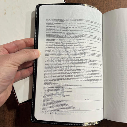 Personalized NIV Life Application Study Bible - Black LeatherLike, with Ivory Fabric - Custom Imprinted with a name, 20spaces 9781414359793