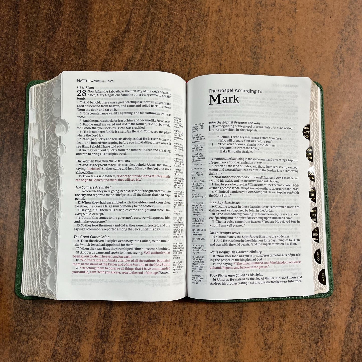 Personalized NKJV Single Column Reference Bible Thumb Indexed - Green LeatherSoft - Verse by Verse, Custom Imprinted with name 9781400335237
