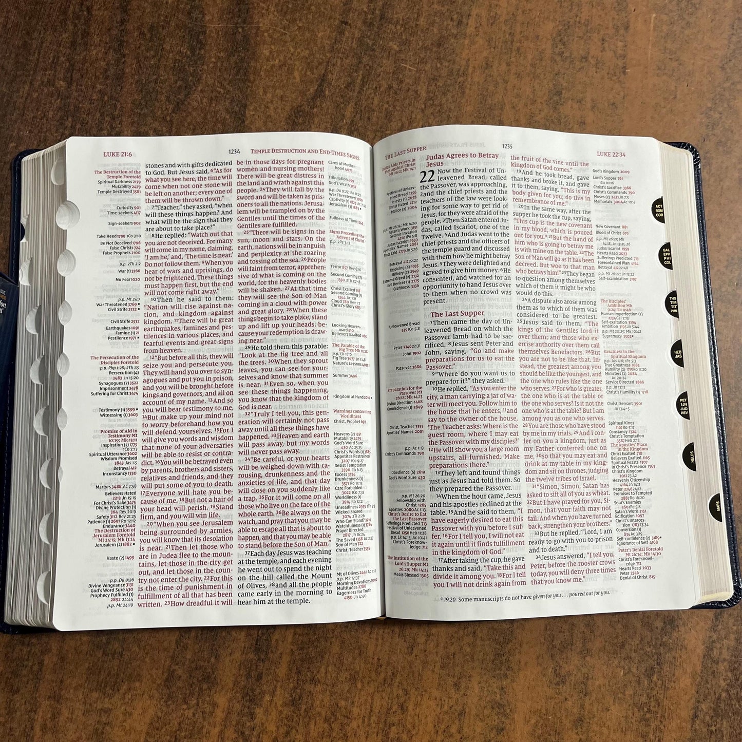 Personalized NIV Thompson Chain Reference Study Bible Large Print Thumb Indexed - Navy Blue LeatherSoft, Name imprint, ISBN 9780310459750