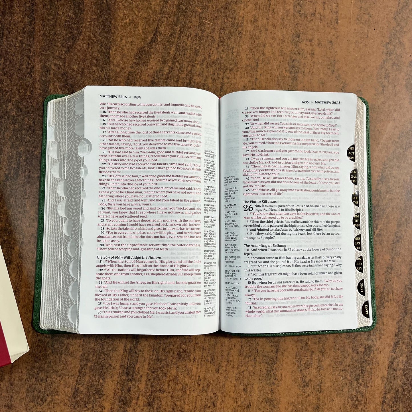 Personalized NKJV Single Column Reference Bible Thumb Indexed - Green LeatherSoft - Verse by Verse, Custom Imprinted with name 9781400335237