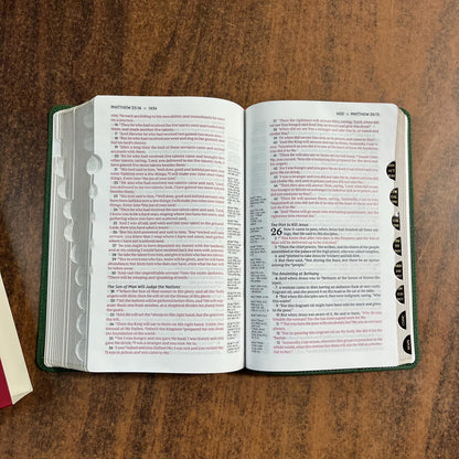 Personalized NKJV Single Column Reference Bible Thumb Indexed - Green LeatherSoft - Verse by Verse, Custom Imprinted with name 9781400335237